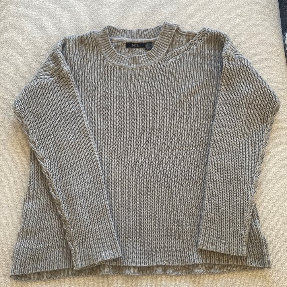 Gray sweater with open shoulder slit